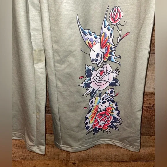 Skulls & Roses Jogging Suit Outfit - Picture 5 of 12